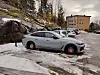 På parkeringsplassen på Munkelia hadde noen jekket opp Svein Andrés helt nye BMW i4 M50. De splitter nye hjulene var ikke til å se.