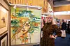 Alexsandra Pacchiella med håndkolorert bilde spent opp på blindramme. Stilt ut i samlingssalen