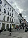 «Nybygget på denne adressen har tradisjonell fasadeoppbygning, som erstatter og til en viss grad viderefører en forsvunnet forretningsgård på samme sted.» skrives det om bygget i Nedre Slottsgate 10.