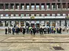 kunstnere demonstrerer på rådhustrappa