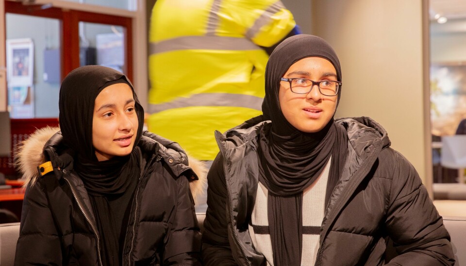 Aysha (15) (t.v.) og Maida (15) fra Rommen skole var to av elevene på Ung i jobb Stovner.