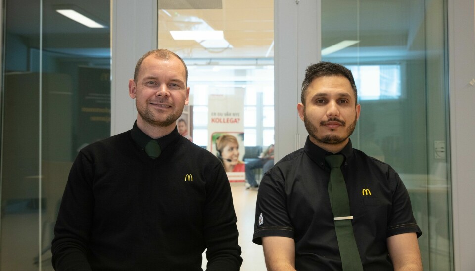 Adam Sjøberg (t.v.), HR-konsulent hos McDonald’s og Samim Yousufi, restaurantleder på McDonald’s Bryn senter, var to av de oppmøte fra fastfoodkjeden som møtte de unge på Stovner.