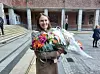 Byråd for utdanning Julie Remen Midtgarden (H) med blomsterbukett i Rådhusets borggård etter at byrådsleder Eirik Lae Solberg presenterte sitt nye Høyre/Venstre-byråd høsten 2023. Foto: Arnsten Linstad