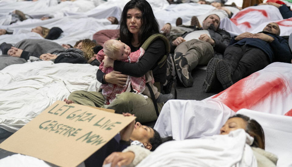 Oslo 20231107. Demonstranter spiller døde under en markering for våpenhvile i Gaza i avgangshallen på Oslo Sentralstasjon.Foto: Heiko Junge / NTB
