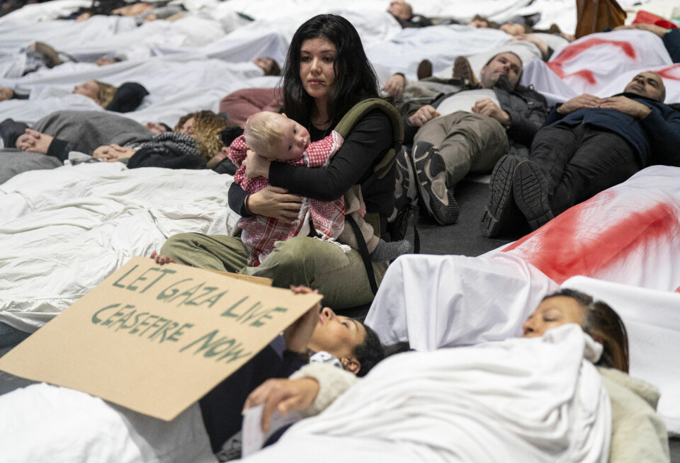 Oslo 20231107. Demonstranter spiller døde under en markering for våpenhvile i Gaza i avgangshallen på Oslo Sentralstasjon.Foto: Heiko Junge / NTB