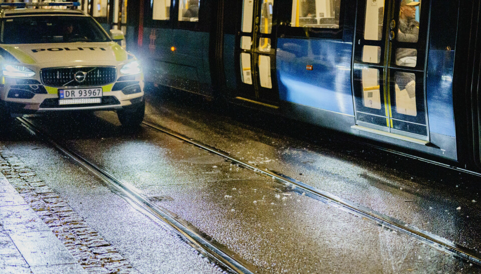 Politiet på stedet etter et sammenstøt mellom en moped og en trikk på Grünerløkka torsdag kveld.
