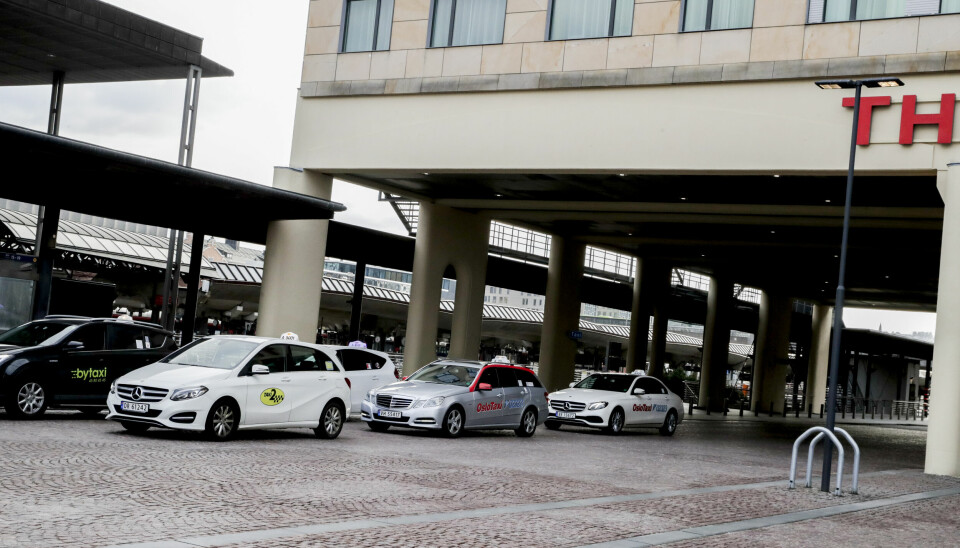Flytoget opplever at flere taxisjåfører fører opp usannsynlig høye beløp på refusjonsskjemaer for taxiturer når passasjerer har blitt nødt til å ta drosje ved togstans. Her drosjeholdeplassen på Oslo S sør.