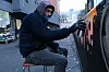 Gatekunstner Øivin Horvei ved Majorstua skole