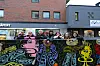 Elever mellom fjerde og sjette klasse på Majorstua skole er kjempefornøyde med det nye kunstverket som nå møter dem utenfor skolen.