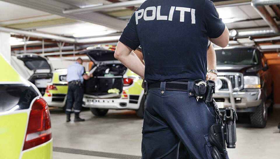 OSLO 20160620.Politiet i arbeid. Politi i garasje med politilogo på bil.Modellklarert til redaksjonell bruk.Foto: Gorm Kallestad / NTB