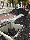 Det er opparbeidet vekstbed med rotvennlig forsterkningslag, slik at de nye trærne får gode nok etableringsforhold og har mulighet til å vokse seg store både under og over bakken, som er nødvendig for at trærne skal trives og stå i mange år fremover. Foto. Bymiljøetaten Oslo kommune