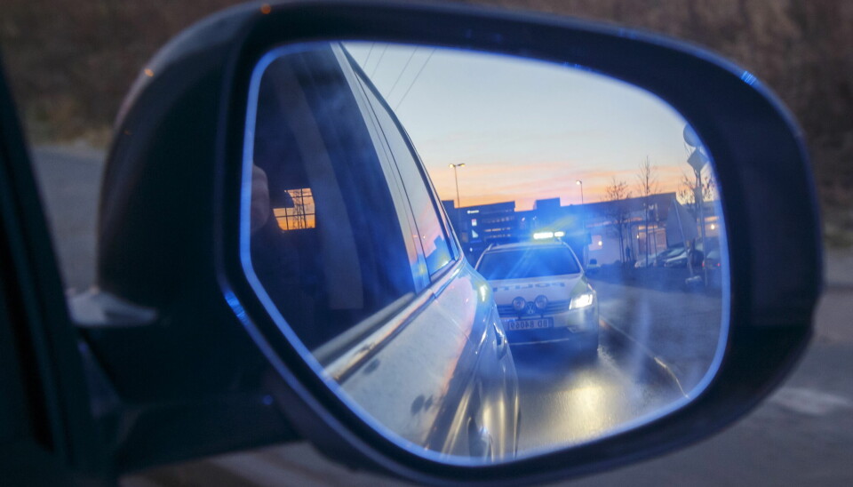 SKI 20161213.Politiet i arbeid. En politibil med blålys sees i sidespeilet på en bil i fart. NB! Modellklarert til redaksjonell bruk. Foto: Heiko Junge / NTB