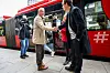 Oslo 20210927. Byrådsleder Raymond Johansen (Ap) håndhilser på pressekontakt i Ruter Knut- Martin Løken når han stiller på dugnad for å klargjøre kollektivtrafikken for en normal hverdag. I en bybuss i Oslo sentrum fjerner de koronaspor som klistremerker på gulv og dører og sperrebånd fra første seterad.Foto: Håkon Mosvold Larsen / NTB