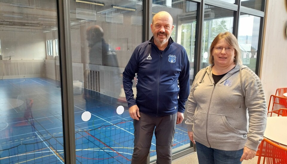 Daglig leder Bjørn Sundbø og styreleder i Korsvoll idrettslag, Anna-Lise Hektoen roser den nye flerbrukshallen på Korsvoll.