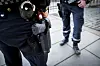 Oslo 20141125.Uniformert mannskap i politiets vakt- og beredskapstjeneste er fra tirsdag bevæpnet med pistol. Årsaken er trusselvurderingen fra PST der personell fra forsvar og politi blir utpekt som mulige terrormål. Mannskapene på bildet bærer Heckler & Koch P30L, politiets standard tjenestevåpen.Foto: Erlend Aas / NTB