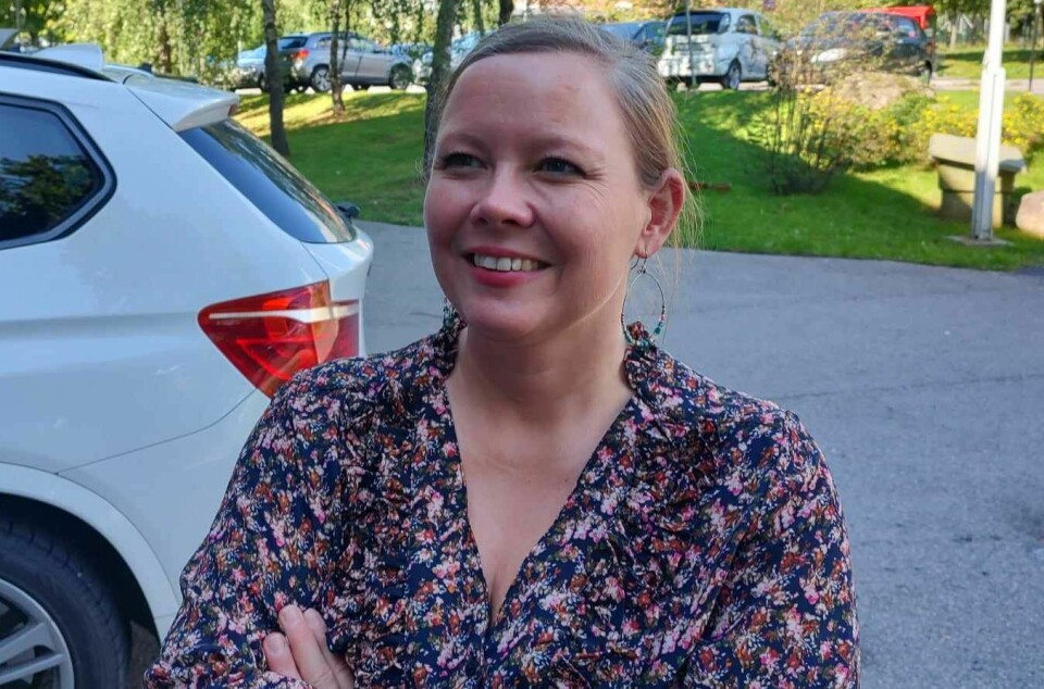 Mari Rise Knutsen (Rødt) utenfor Oppsalhjemmet på Stovner under valgkampen 2023. Foto: Arnsten Linstad