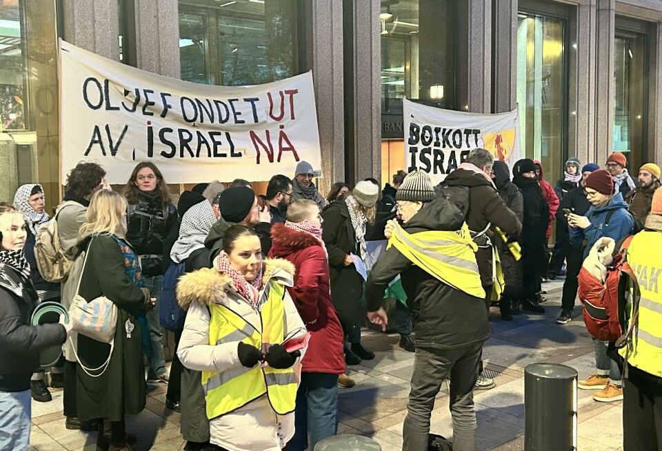 Aktivister fra Palestinakomiteen blokkerer Norges bank