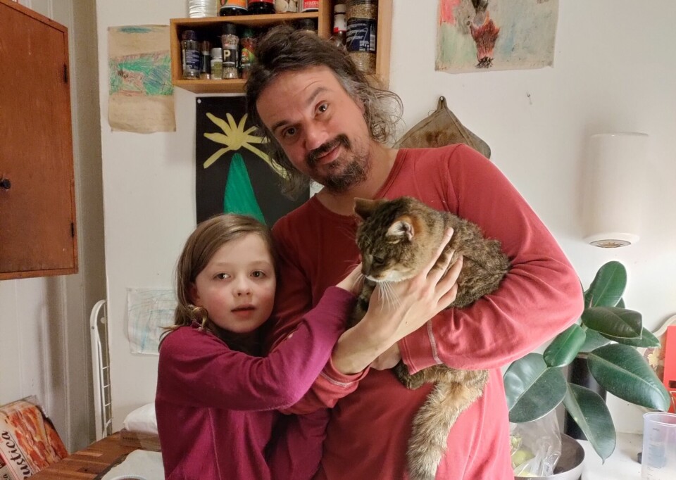 – Jeg felte en tåre, sier Thomas Eggum om da han fikk nyheten. Her med Maya i armene og sønnen Bjørn, som er glad for at familien endelig har fått seg et kjæledyr.