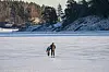 Sandvika 20210116. Noen har tatt turen ut på isen på Kadettangen ved Sandvika i det kalde vinterværet lørdag ettermiddag.