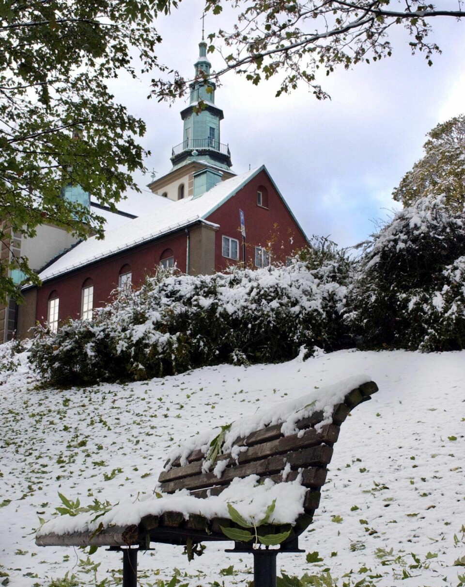 OSLO 200210120 Høsten skiftet brått til vinter i Oslo søndag. Her vinterstemning fra parken ved den svenske kirken på Hammersborg i Oslo sentrum.