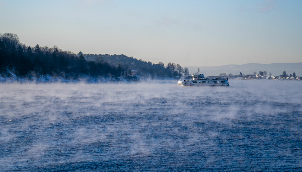 Det blir ned mot ti kuldegrader i hovedstaden kommende uke. Her går rutebåten til Hovedøya gjennom frostrøyken i indre Oslofjord ved en tidligere anledning.