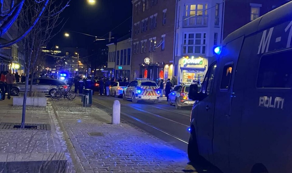 Politiet har stanset en kortesje med 10-12 kjøretøy på Grünerløkka.