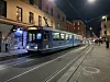 Trikken står stille på trikkestoppet Schous plass.