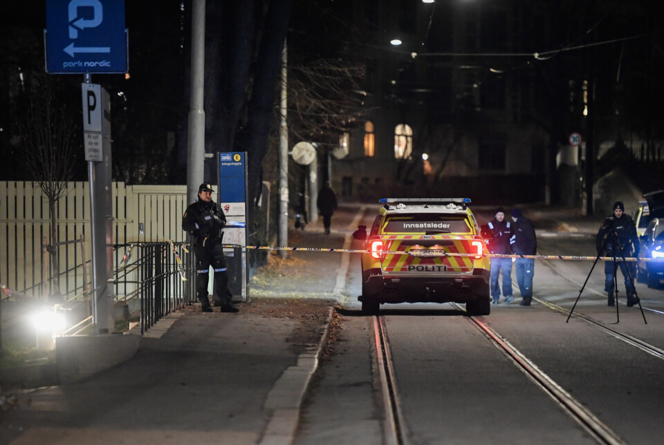 Oslo 20231126. Politi på stedet der en person ble alvorlig skadet etter å ha blitt påkjørt av en bil ved Solli plass i Oslo.Foto: Annika Byrde / NTB