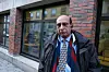 Sharif Gondal benytter seg ofte av tilbudene på Grønland seniorsenter. Han reagerer også på forslaget til bydelen. – Det er en skam! Det er nettopp disse menneskene som har bygget dette landet, sier han.