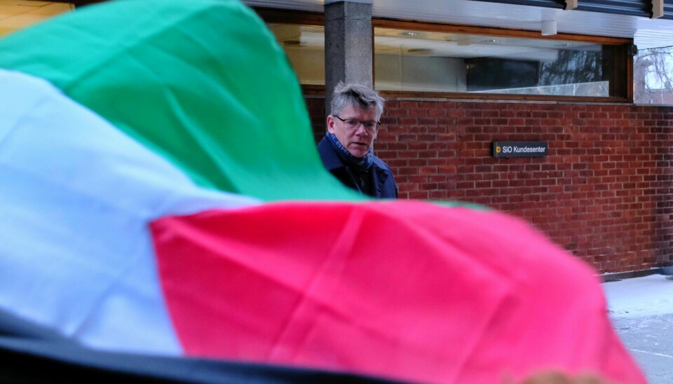 Rektor Svein Stølen og Palestina-flagg