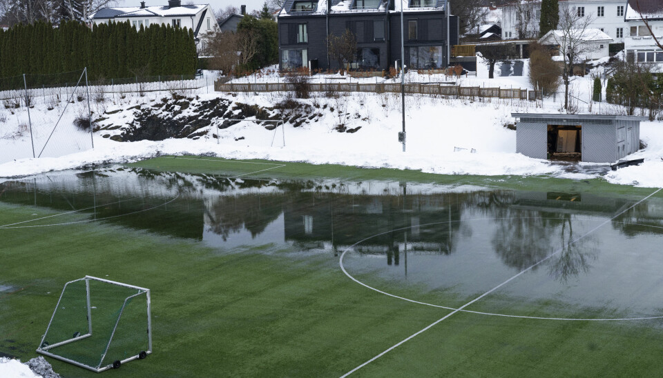 Oslo 20230108. Regnvær med tilhørende snøsmelting søndag skaper overvann på kunstgressbanen til Huk Fotballklubb på Bygdøy.