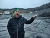 Helge Braathen i Naturvernforbundet peker på området som er fylt av nye løsmasser i gamle Huken pukkverk i Lillomarka. Foto: Arnsten Linstad