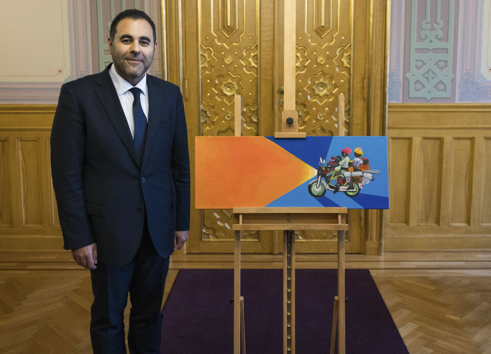 Stortingspresident Masud Gharahkhani viser frem kunsten de gir prinsen i 18-årsgave.