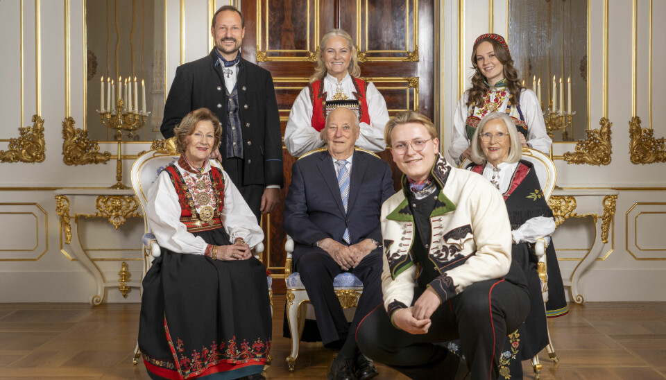 Bursdagsbarnet og Elvebakken-elev, prins Sverre Magnus, foran kongeparet, kronprinsparet, storesøster og tronarving Ingrid Alexandra samt mormor Marit Tjessem.