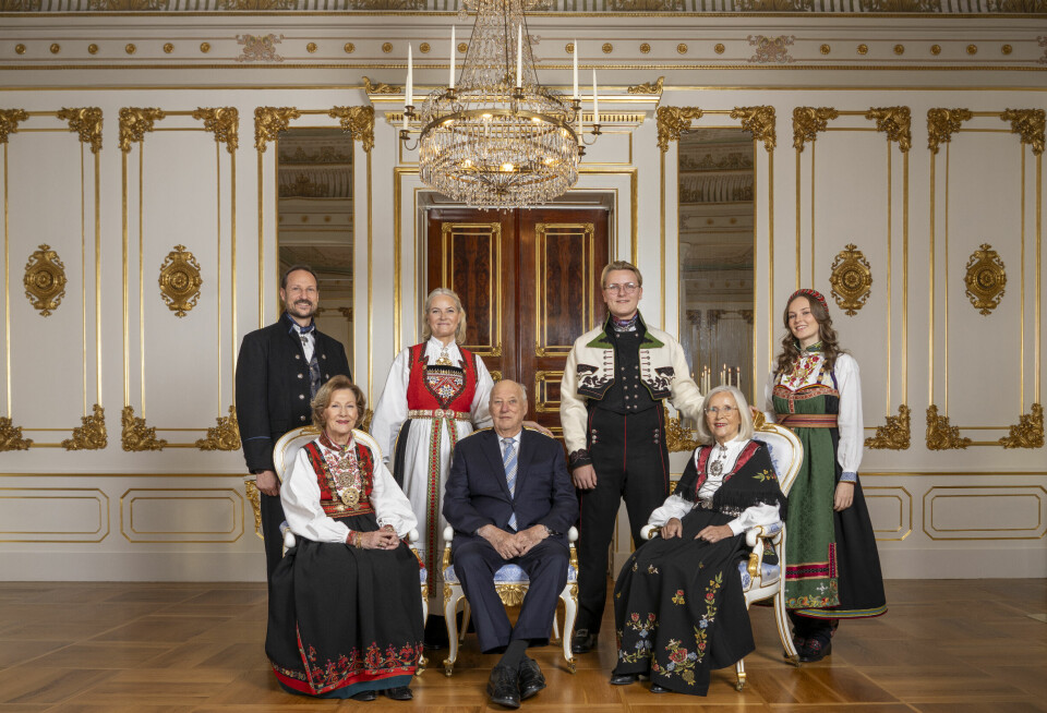 Familiefoto av kongefamilien i anledning prins Sverre Magnus' myndighetsdag. Bak fra venstre: kronprins Haakon, kronprinsesse Mette-Marit, prins Sverre Magnus og prinsesse Ingrid Alexandra. Foran fra venstre: dronning Sonja, kong Harald og Marit Tjessem.