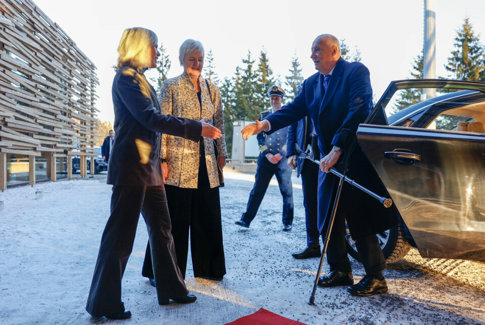Hans Majestet Kong Harald blir tatt imot av Oslo ordfører Anne Lindbo og statsforvalter Valgerd Svartstad Haugland før åpningen av det nye Skimuseet.