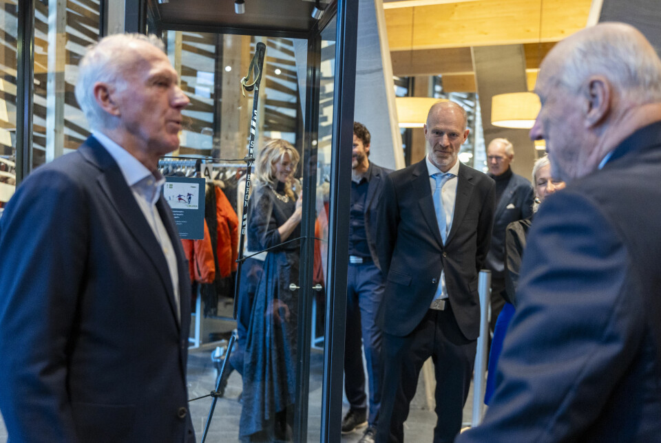 Hans Majestet Kong Harald og skilegenden Oddvar Brå står foran staven som Brå brakk under åpningen av det nye Skimuseet. I bakgrunnen står polfarer Børge Ousland.