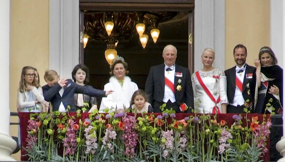 Prins Sverre Magnus dabbet på slottsbalkongen under markeringen av kongeparets 80-årsfeiring.
