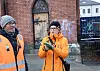 To mennesker står foran en bygning.