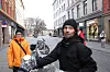 To mennesker står ute på gaten.