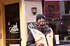 Mann står utenfor en bar.
