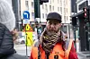 Mann i oransje vest.