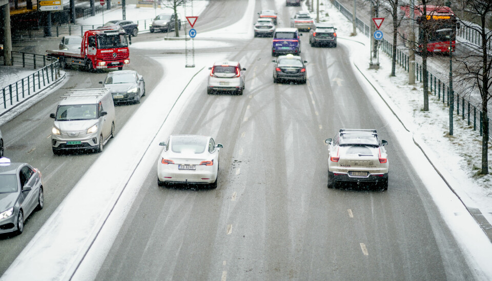 Snøen har onsdag blant annet lagt seg her på veien i Biskop Gunnerus gate i Oslo.