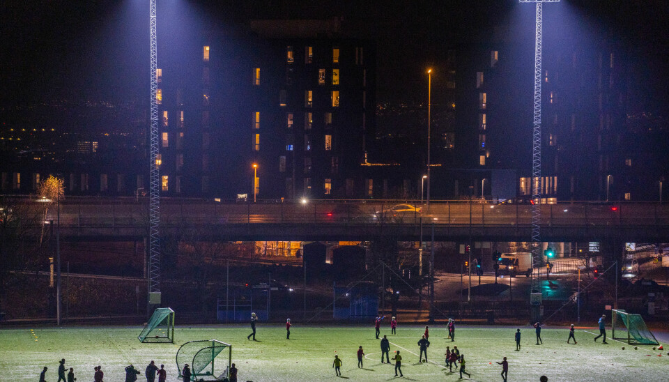 Oslo 20201125. Ungdom og barn har fotballtrening på Muselunden ved Sinsenkrysset i Oslo onsdag kveld.