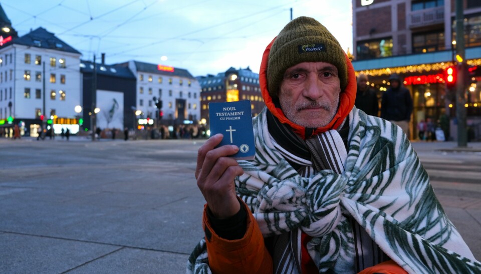Midt på Jernbanetorget sitter Mihai (55) på en pizzaeske på bakken. Med en Bibel, skjerf, lue og pledd, ber han forbipasserende om penger, som skal finansiere livet til familien hjemme i Romania.