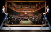 Galleriassistenter med kunstverket 'Devolved Parliament', av Banksy. Ved kunstauksjon hos Sotheby's.