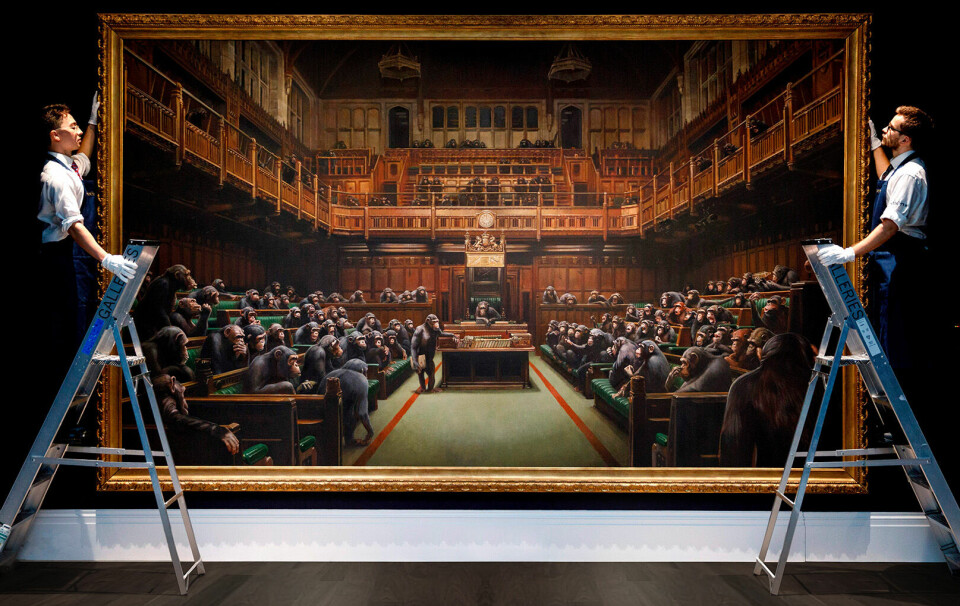 Galleriassistenter med kunstverket 'Devolved Parliament', av Banksy. Ved kunstauksjon hos Sotheby's.