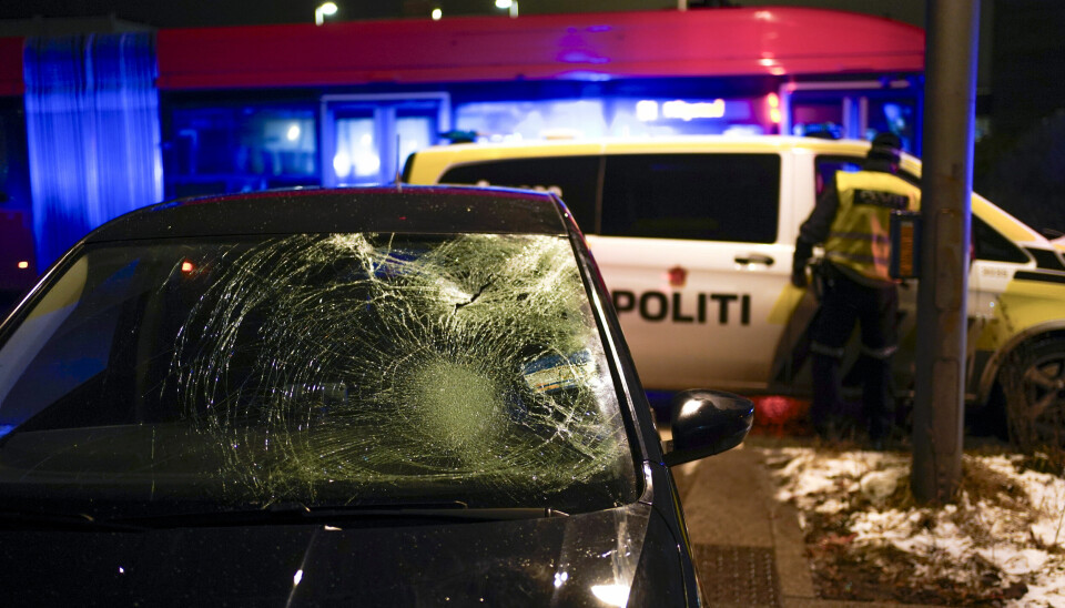 Oslo 20231208. Politet har rykket ut til en trafikkulykke der to personer er påkjørt i Kong Håkons gate ved Sørenga.