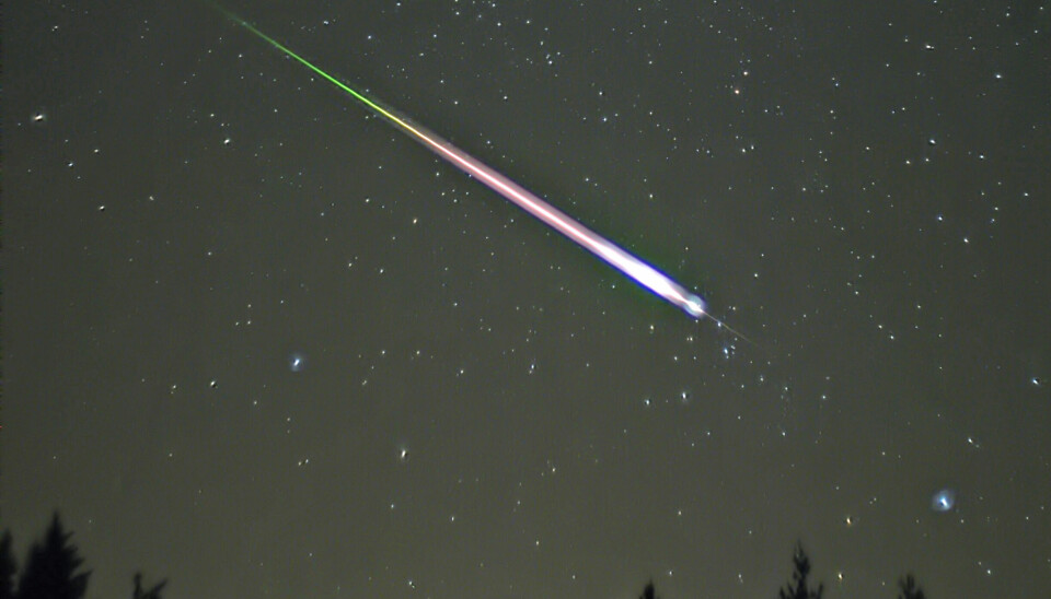 En meteor under meteorsvermen Leonidene i 2009.