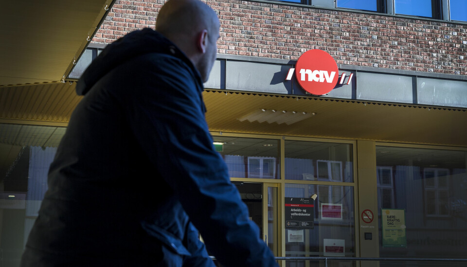 Oslo 20190228.Illustrasjonsbilder: En mann utenfor med et NAV skilt. ModellklarertFoto: Gorm Kallestad / NTB